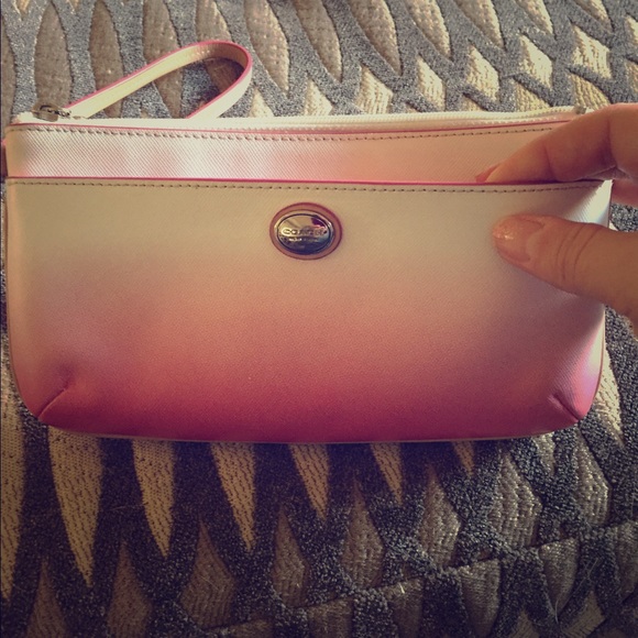 📍Reserved 📍💯  Coach wristlet 🎉 ⚡️FLASH SALE⚡️