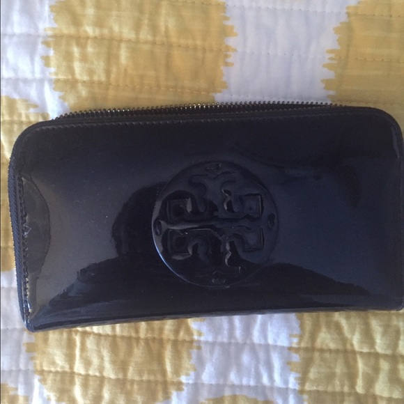 Tory Burch patent leather zip wallet - Picture 4 of 4