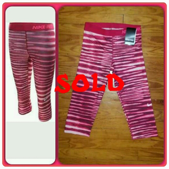 Women's NIKE PRO CAPRIS