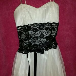 👗BEAUTIFUL White & Black Dress M/L