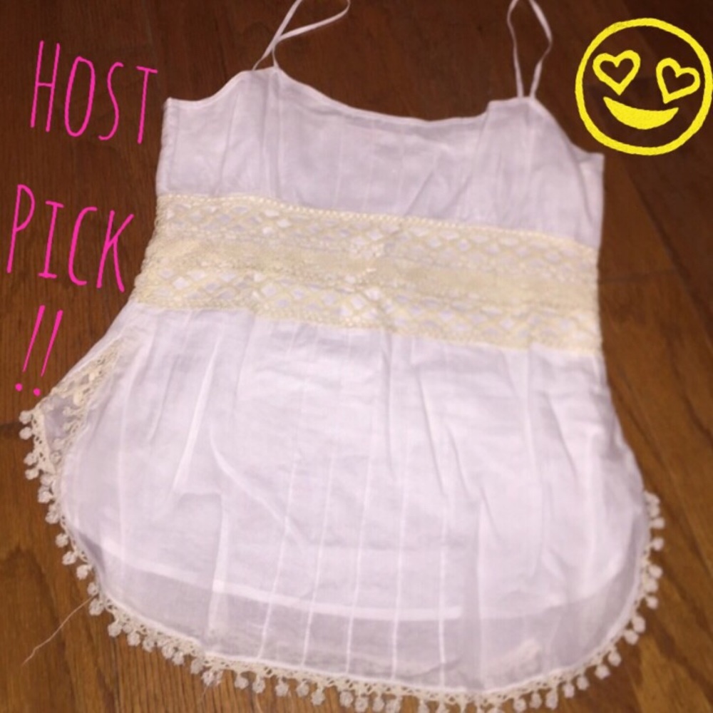 HP 💖 White tank with crochet and pompoms