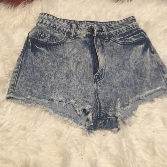 UO ACID WASH DENIM SHORTS HIGH WAISTED