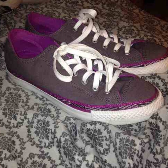 Gray converse w/out laces
