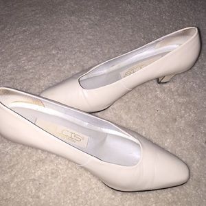 Vintage white kitten pumps/heels