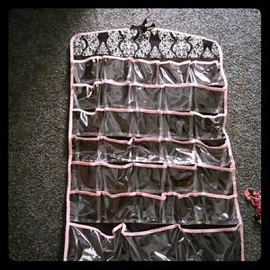 Hanging jewelry holder