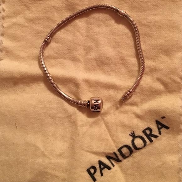 Comes with original box Pandora bracelet🎁