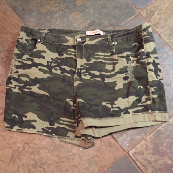 Plus size camouflage shorts