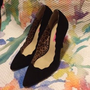 Adorable black suede scallop heels