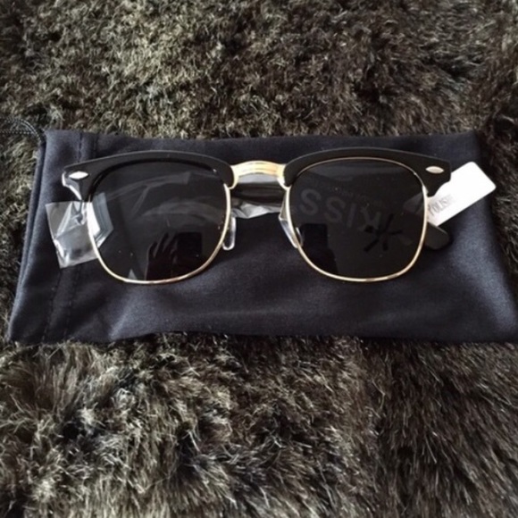 SOLD🚫 Retro Inspired Sunglasses - Picture 2 of 3