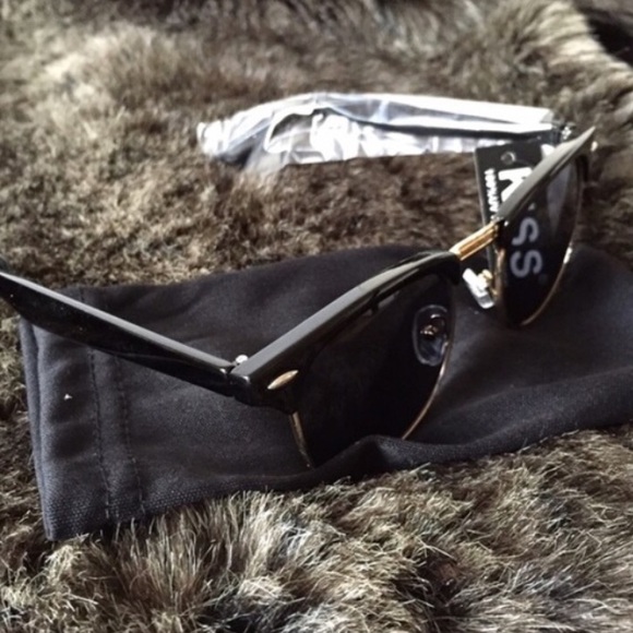 SOLD🚫 Retro Inspired Sunglasses - Picture 3 of 3