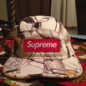 SUPREME WINTER CAMO MESH FIVE PANEL 9/10 con