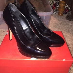 Black pumps