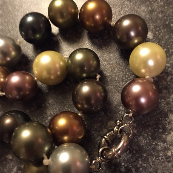 Multi color pearl necklace.