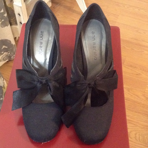 Simple black heel
