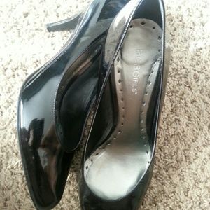 Patten leather black pumps.