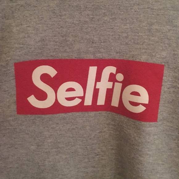 "Selfie" Sweatshirt by Urban Outfitters - Picture 2 of 2