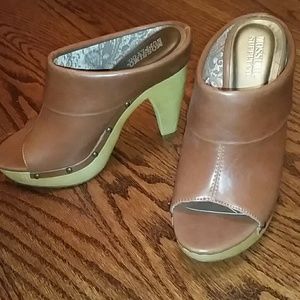 Chunky light brown heels