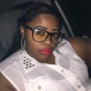 Meet your Posher, Cassandra