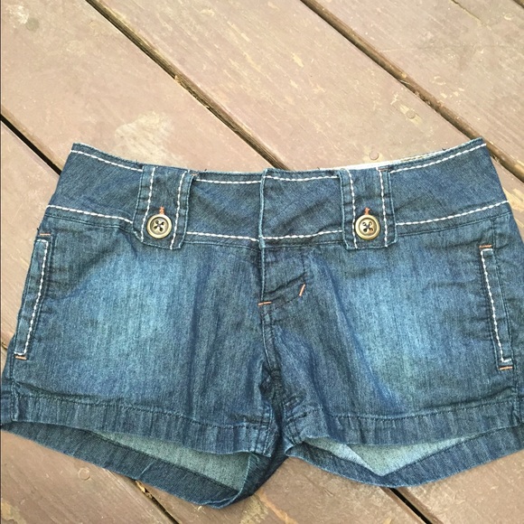 Denim-like shorts with white stitching