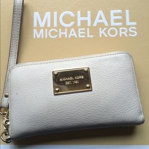 Michael kors wristlet