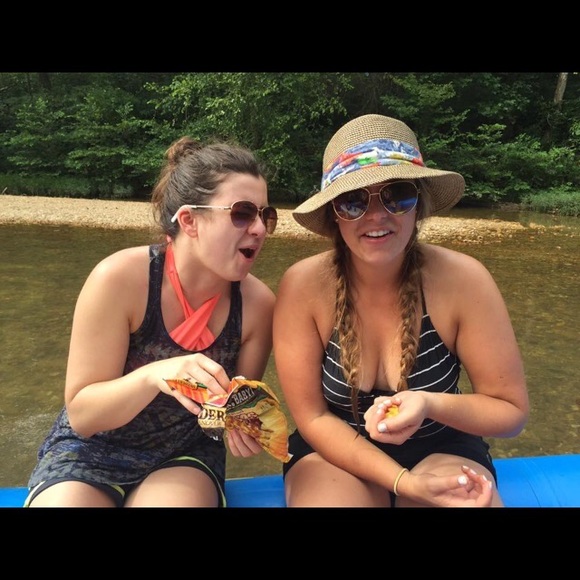 Meet your Posher, Holly - Picture 3 of 4