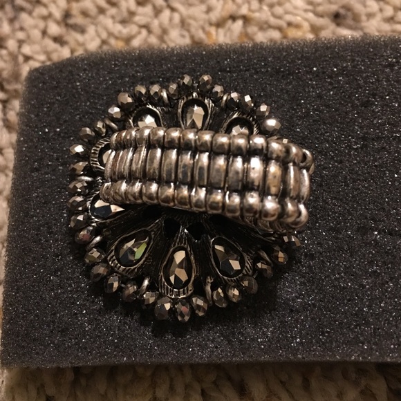 Flower ring. - Picture 2 of 3