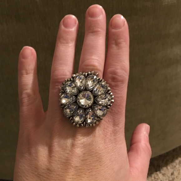 Flower ring. - Picture 3 of 3