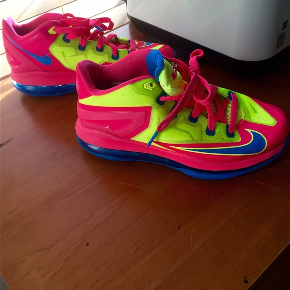 Nike MAX LeBron XI Low Blue-Hyper Pink. Size  4.5Y