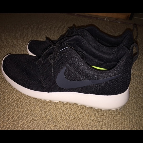 black / white nike roshes