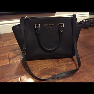 AUTHENTIC MICHAEL KORS black Selma cross body