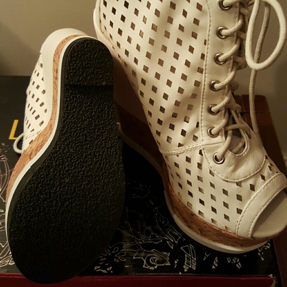 AKIRA - White Cork Wedges - Picture 3 of 3