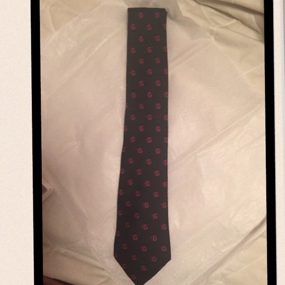GUCCI MEN'S BLACK TIE WITH VINTAGE RED LETTER G