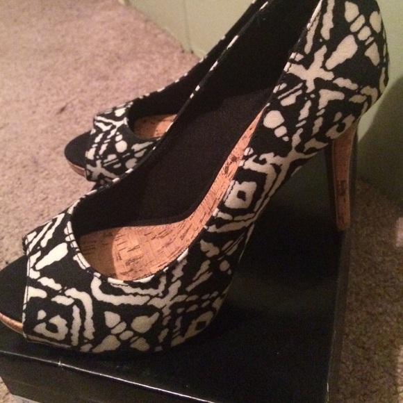 BRAND NEW HEELS - Picture 2 of 4