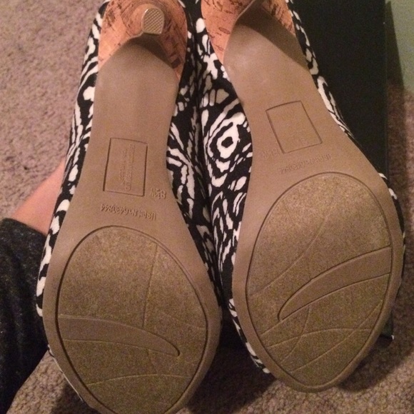 BRAND NEW HEELS - Picture 3 of 4