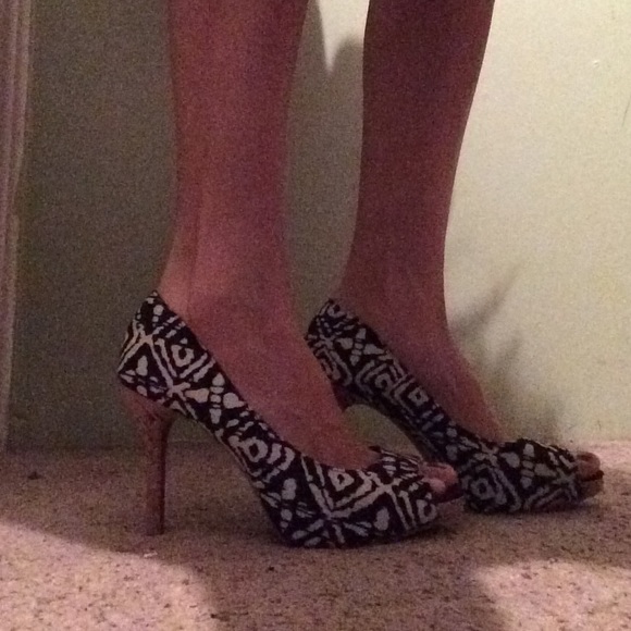 BRAND NEW HEELS - Picture 4 of 4