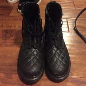 AUTHENTIC DOC MARTENS PLEATED BLACK