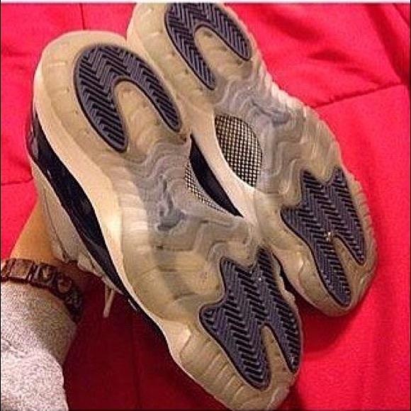 Georgetown 11s. Size 4y. 9/10 con. OG box. - Picture 3 of 4