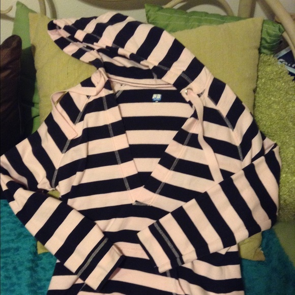 Light pink and navy blue active wear top