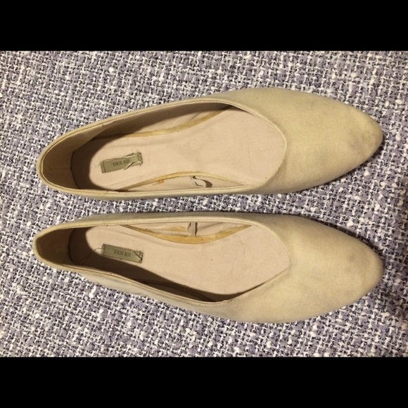 🚫SOLD‼️UO FLATS