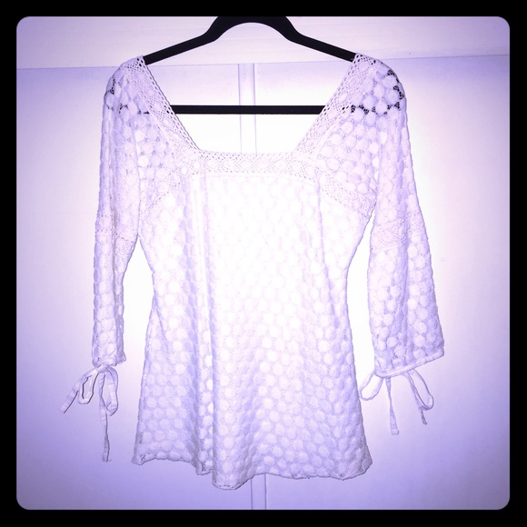 Solitaire Tops - White crochet top size small. Great condition.