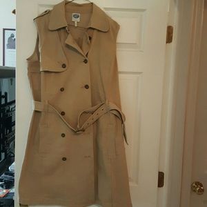 Khaki sleeveless belted dress