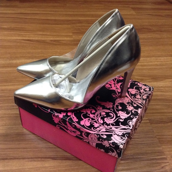 Silver Pumps - Picture 1 of 1