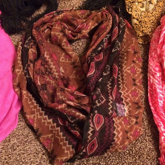 Scarfs - Picture 2 of 4