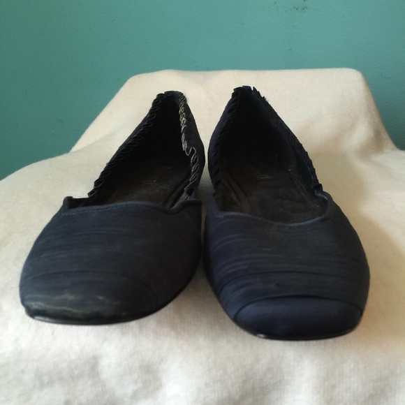 Navy Ruffle flats
