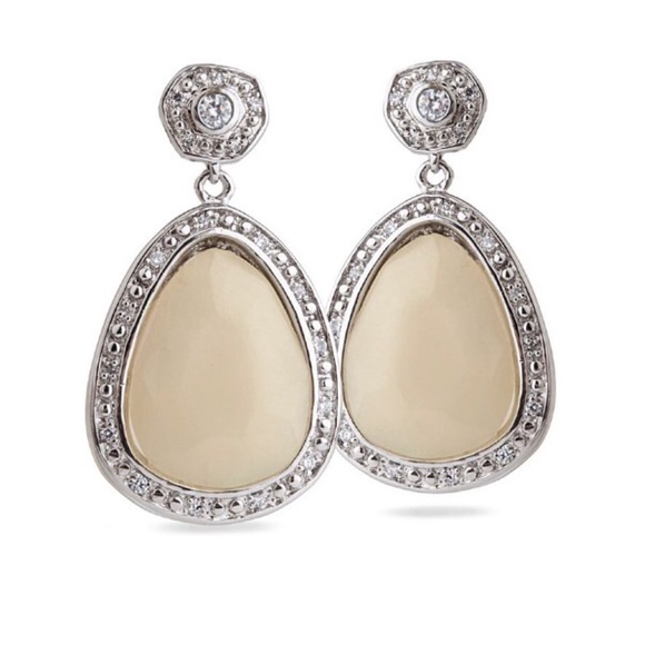 🎉HP🎉Teardrop Earrings, Mint Condition! - Picture 4 of 4