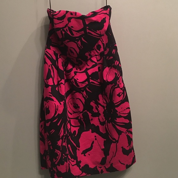 Flirty floral strapless lined dress w pockets