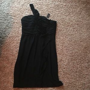 One shoulder black dress with rose pedals