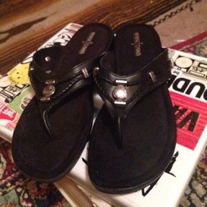 Minnetonka black sandals 💞