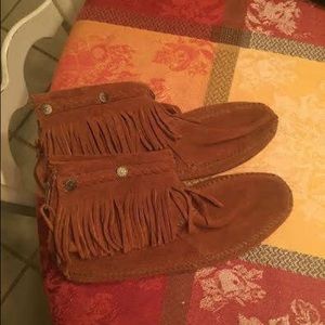 Low fringe Minnetonka boots worn once
