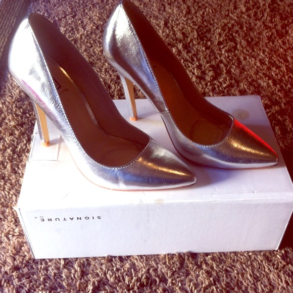 Silver pumps. 5 inch heel. - Picture 1 of 4